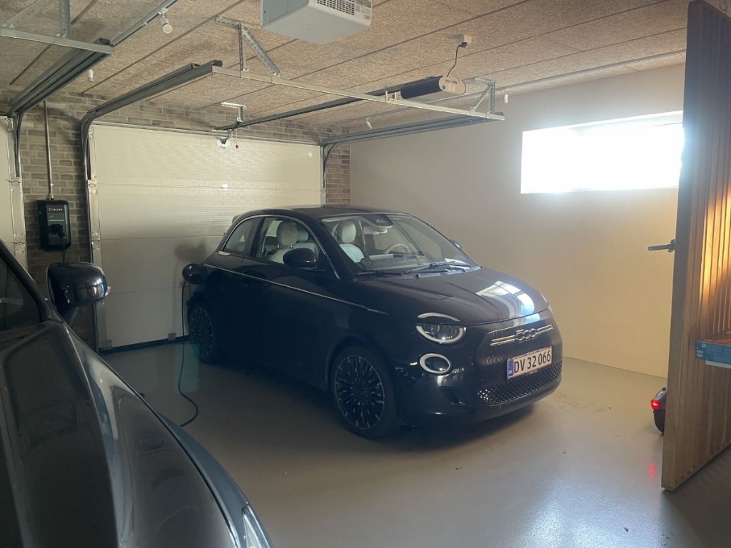 Mobilfoto af en mørk garage